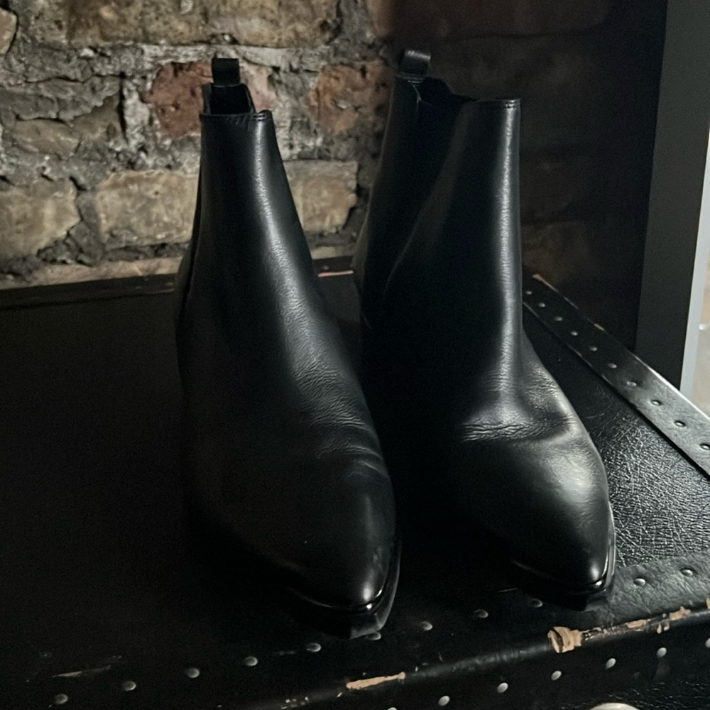 Gently worn, Marc Fisher Chelsea leather boots